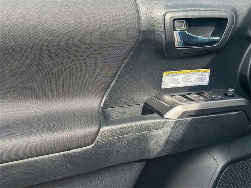 Used 2019 Toyota Tacoma TRD Off-Road image 17