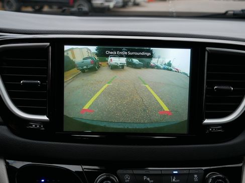 Certified 2024 Chrysler Pacifica Touring-L image 27