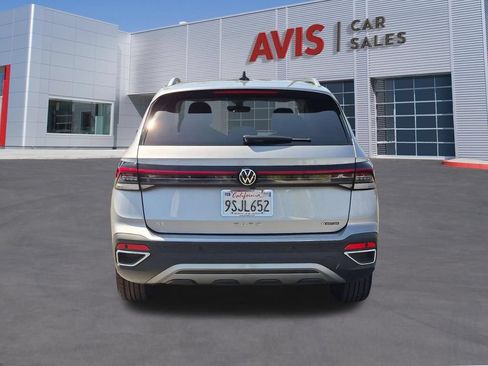 Used 2025 Volkswagen Taos SE AWD/4WD image 7