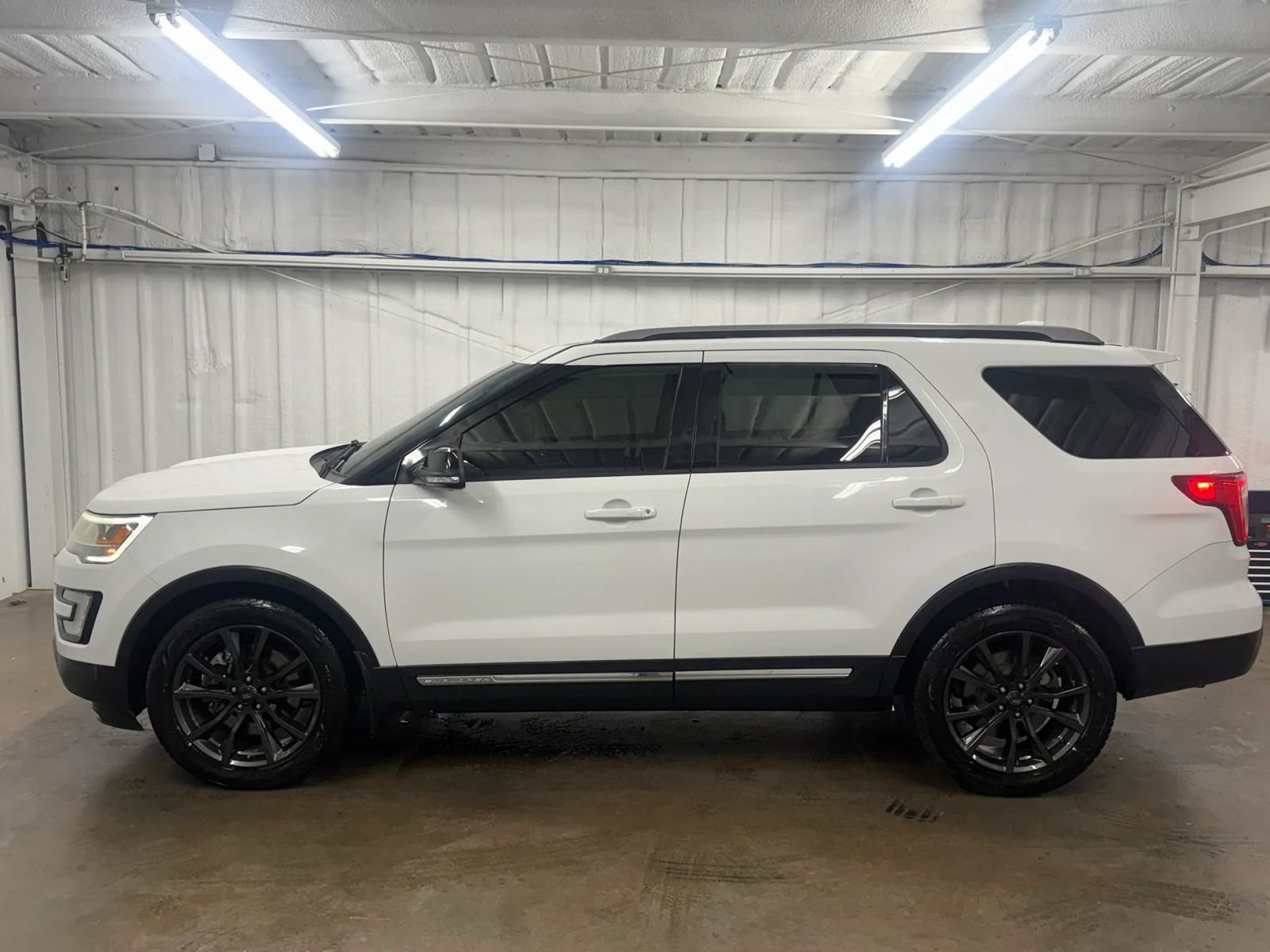 Used 2017 Ford Explorer XLT w/ Equipment Group 202A FWD image 9