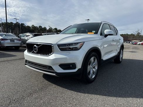 Used 2021 Volvo XC40 T5 Momentum w/ Premium Package image 4