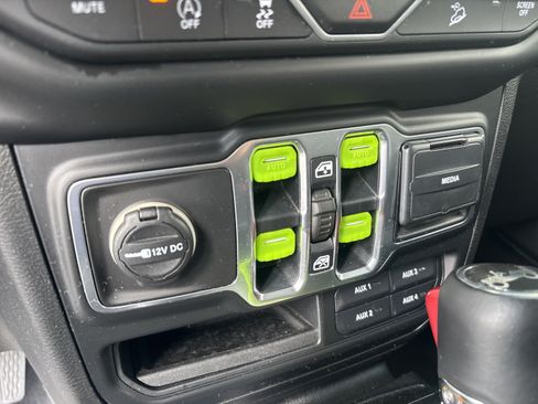 Used 2018 Jeep Wrangler Unlimited Sahara AWD/4WD image 22