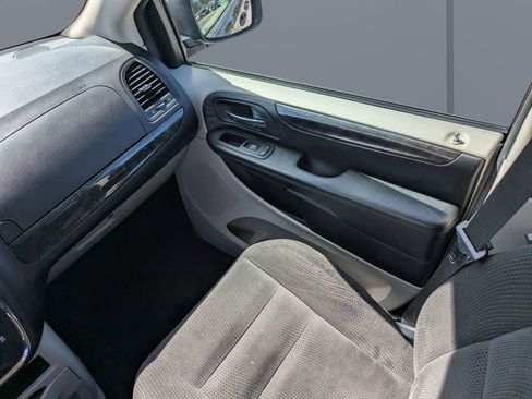 Used 2018 Dodge Grand Caravan SE w/ UConnect Hands-Free Group image 17