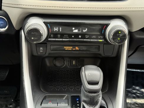 Used 2022 Toyota RAV4 XLE image 20