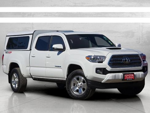 Used 2017 Toyota Tacoma TRD Sport AWD/4WD image 2