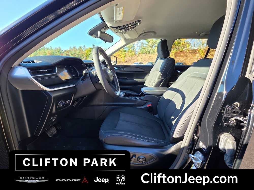 Used 2023 Jeep Grand Cherokee Laredo AWD/4WD image 10
