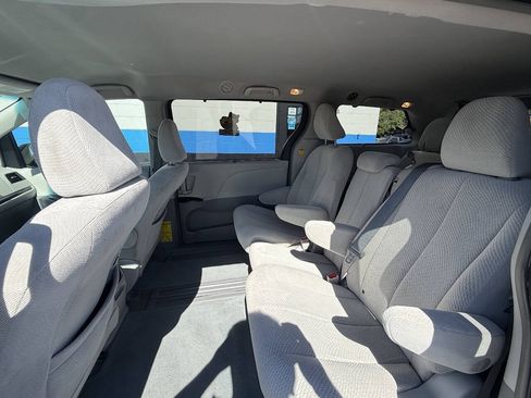 Used 2012 Toyota Sienna LE w/ Towing Pkg FWD image 9