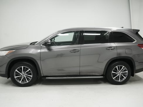 Used 2017 Toyota Highlander XLE AWD/4WD image 7