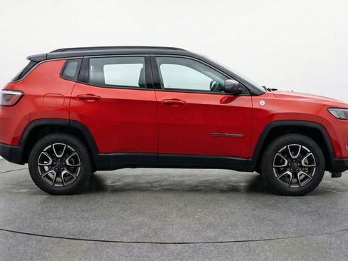 Used 2025 Jeep Compass Trailhawk image 11