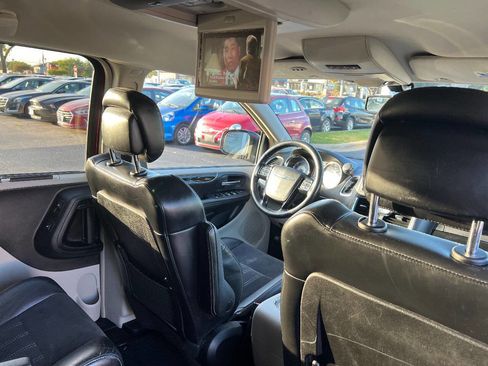 Used 2014 Chrysler Town & Country Touring-L image 31