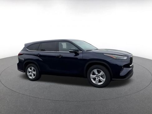 Used 2025 Toyota Highlander LE FWD image 2