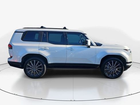 Used 2025 Lexus GX 550 w/ Accessory Package (2T) AWD/4WD image 2