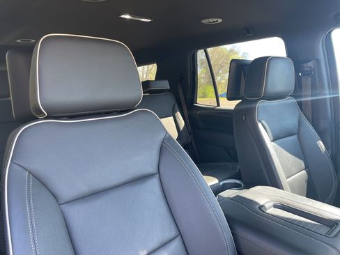 Used 2024 GMC Yukon SLT w/ SLT Luxury Package image 34