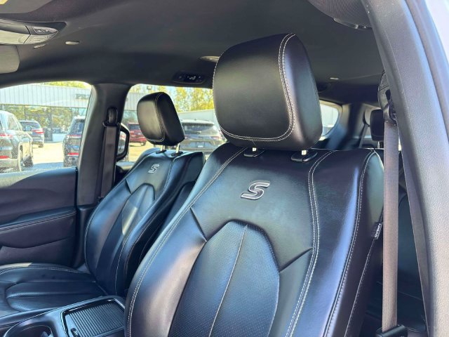 Used 2023 Chrysler Pacifica Touring-L w/ S Appearance Package FWD image 10