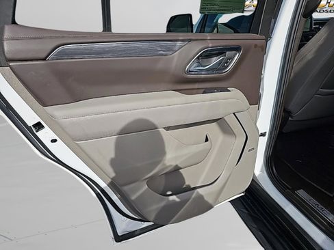 Used 2024 GMC Yukon SLT w/ SLT Luxury Package image 31