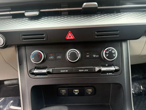 Used 2024 Kia Carnival LX FWD image 18