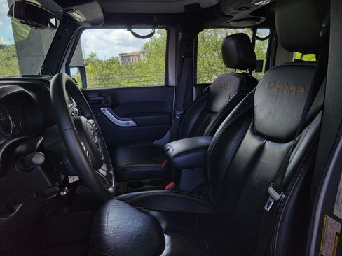 Used 2014 Jeep Wrangler Unlimited Sahara w/ Dual Top Group AWD/4WD image 15