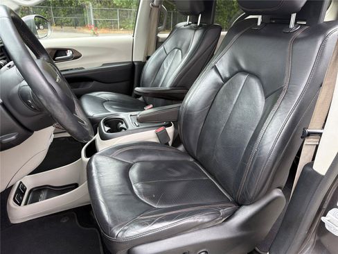 Used 2018 Chrysler Pacifica Touring-L Plus FWD image 17