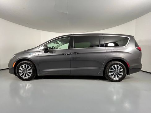 Used 2023 Chrysler Pacifica Touring-L image 4