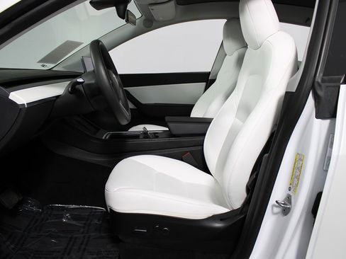 Used 2021 Tesla Model Y Long Range image 8