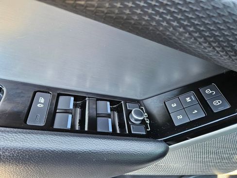 Used 2020 Land Rover Range Rover Velar S image 16