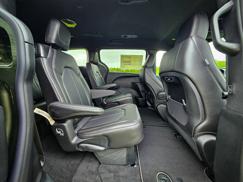New 2027 Chrysler Pacifica Select w/ Family Tech Group AWD/4WD image 40