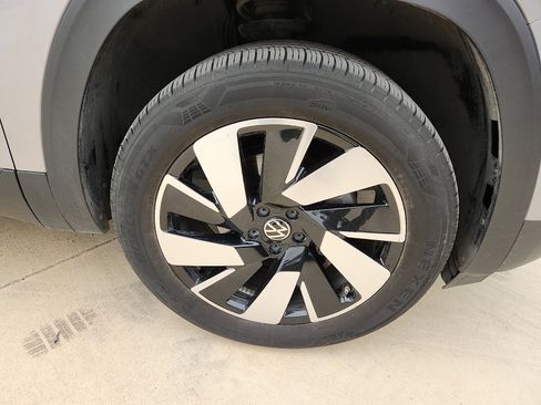 Used 2025 Volkswagen Atlas Cross Sport SE FWD image 9