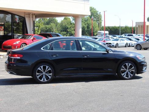 Used 2021 Volkswagen Passat 2.0T SE FWD image 3