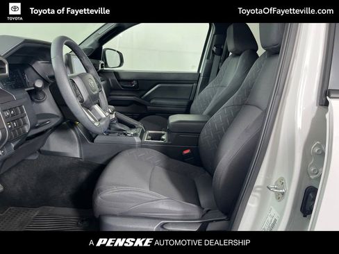 Used 2025 Toyota Tacoma SR5 w/ SR5 Upgrade Package AWD/4WD image 18