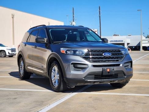Used 2021 Ford Explorer XLT image 3