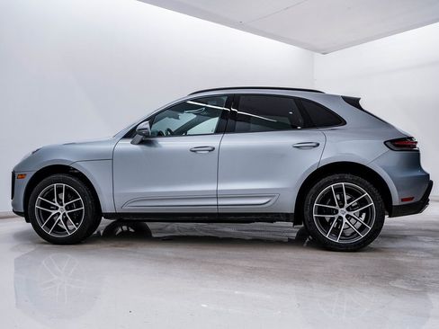 Certified 2025 Porsche Macan image 2