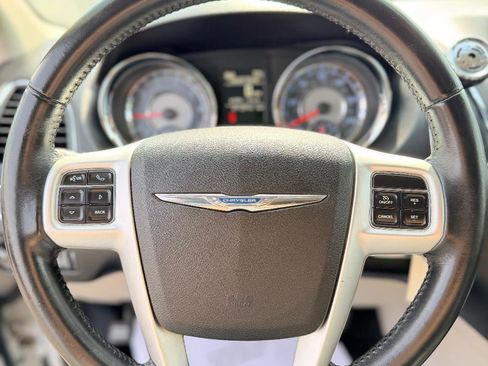 Used 2016 Chrysler Town & Country Touring image 15