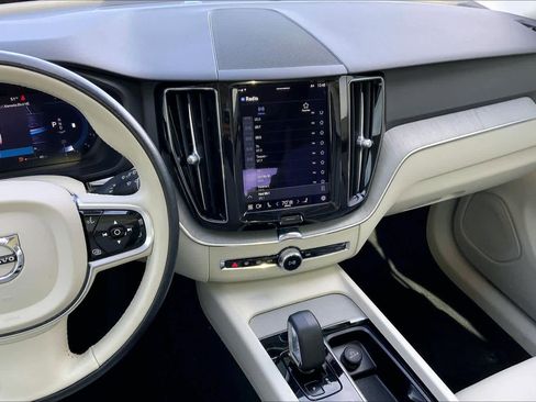 Used 2023 Volvo XC60 B5 Plus image 5