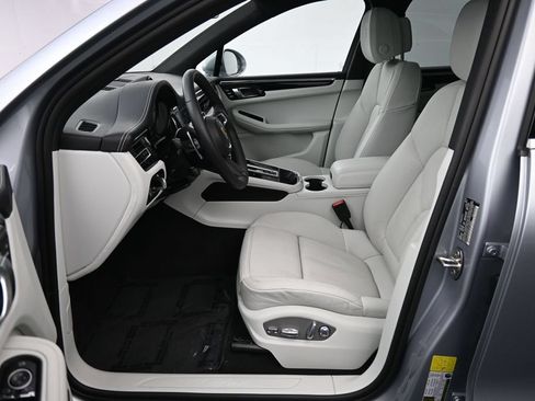 Certified 2025 Porsche Macan AWD/4WD image 10