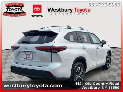 Used 2023 Toyota Highlander XLE image 7