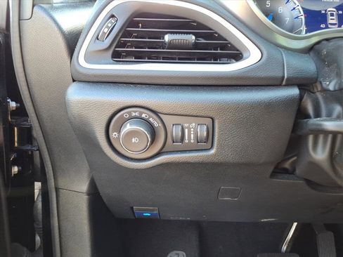 Used 2025 Chrysler Pacifica Select FWD image 17