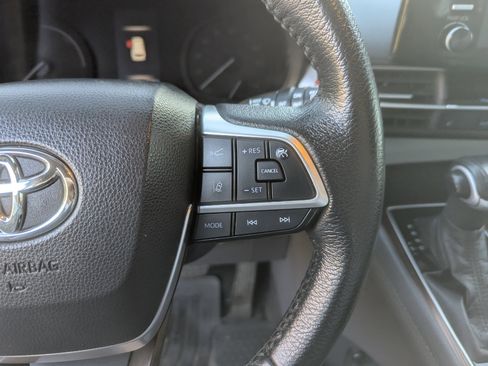 Used 2021 Toyota Sienna XLE image 17