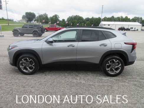 Used 2026 Chevrolet Trax LT FWD image 3
