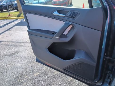 Used 2020 Volkswagen Tiguan SE image 23