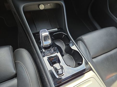 Used 2025 Volvo XC40 B5 Plus AWD/4WD image 22