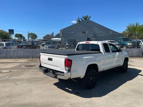 Used 2021 Toyota Tacoma SR5 w/ SR5 Appearance Package (SM) AWD/4WD image 5