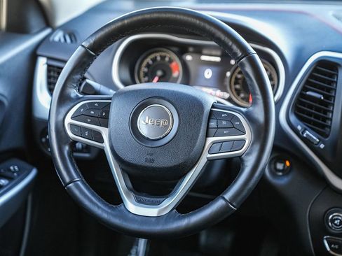 Used 2018 Jeep Cherokee Trailhawk image 16