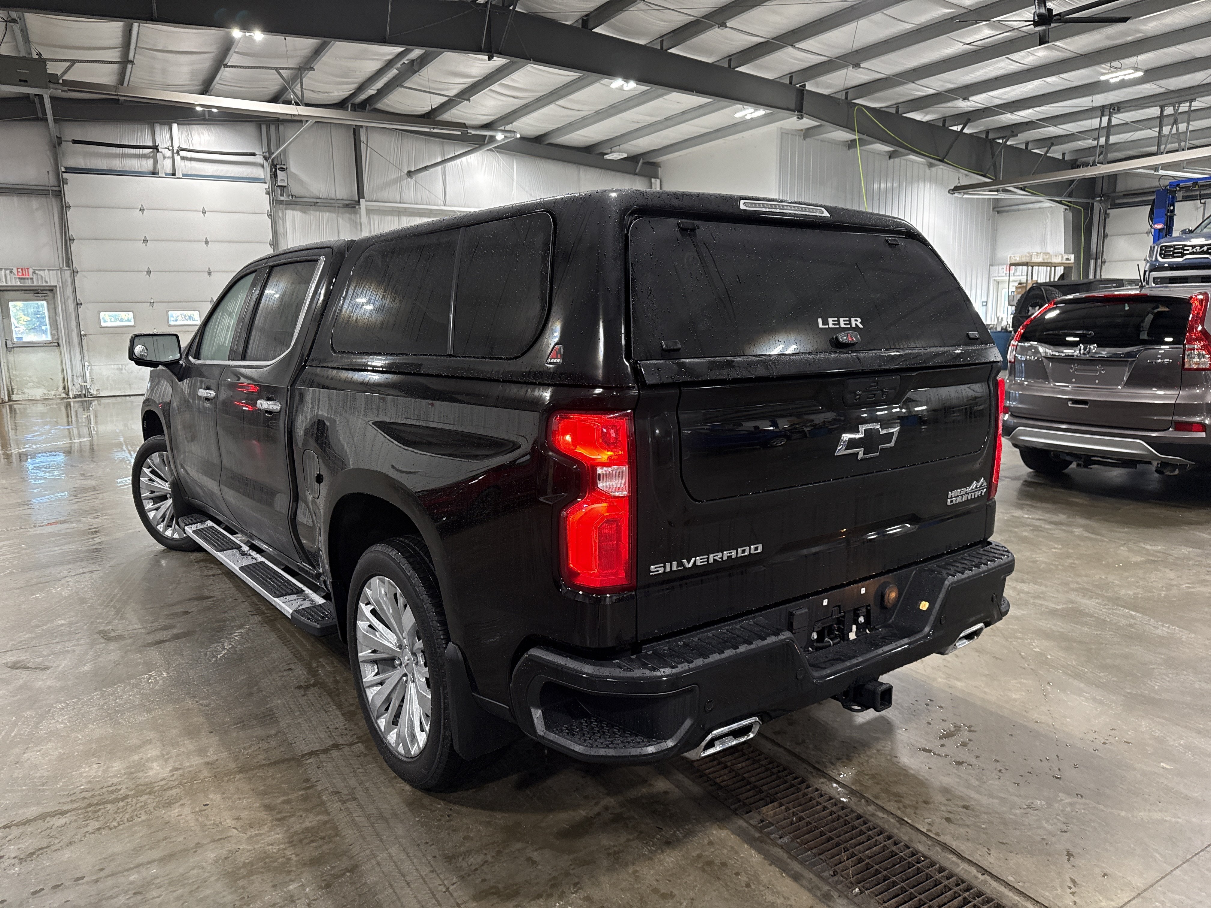 Used 2022 Chevrolet Silverado 1500 High Country w/ Technology Package AWD/4WD image 4