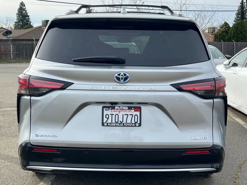 Used 2025 Toyota Sienna Limited image 5