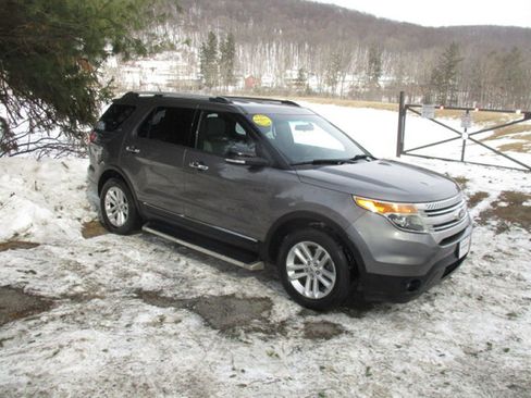 Used 2014 Ford Explorer XLT image 2