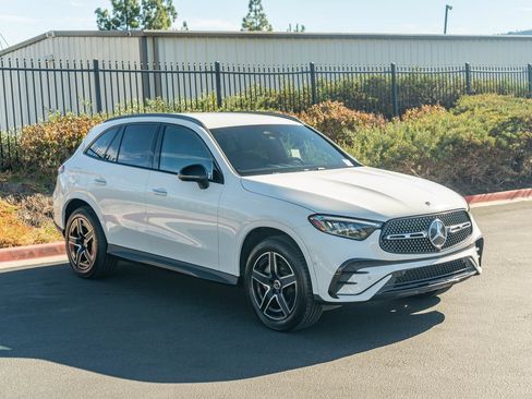Used 2025 Mercedes-Benz GLC 300 4MATIC image 3