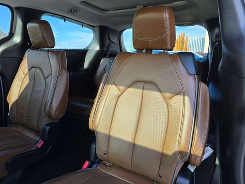 Used 2017 Chrysler Pacifica Limited image 18