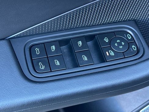 Certified 2025 Porsche Macan 4S Electric image 13