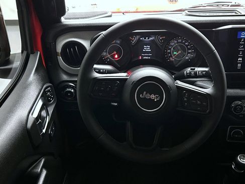 Used 2025 Jeep Wrangler Unlimited Sport AWD/4WD image 12