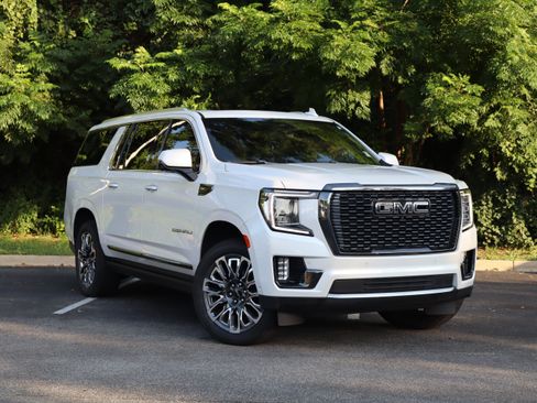 Used 2023 GMC Yukon XL Denali Ultimate AWD/4WD image 2